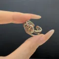 Anillo abierto ajustable de plata con cara sonriente retro y diseño elegante a la moda. - Anillos de cobre - 3