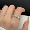 Anillo de metal con pirámide tachonada variante, elegante anillo abierto estilo punk de mujer. - Anillo de cobre - 8