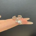 Anillo abierto de plata de doble banda con dijes colgantes de carita feliz para uso diario. - Anillo de cobre - 11