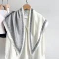 Gedetailleerde opname van de elegante vintage dubbelzijdige zijden sjaal op wit overhemd. - Grijs en Wit Patchwork Stijl (TH-01) / TH-87*130CM