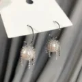Nahaufnahme glänzender Perlen-Fransen-Creolen mit feinen Strass-Kristall-Details. - 4345 Silber