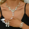 Vista di dettaglio del set di gioielli con collana orecchini bracciale strass matrimonio. - Set da 3 Pezzi Tondo Goccia d'Acqua (80854402)