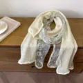 Détail écharpe florale en dentelle tricotée beige, accessoire élégant de châle de printemps. - Beige