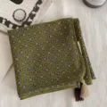 Détail de foulard carré floral vert rétro vintage avec bordure à franges élégante et tissu. - Vert Carreau Floral