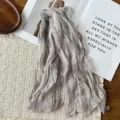 Koreanischer Stil plissierter dünner langer Schal, einfarbiger Chiffon eleganter Halstuch Detailansicht. - Grau