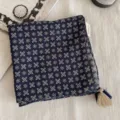 Foulard carré imprimé floral bleu vintage avec bordure à pompons élégante, accessoire rétro. - Carreaux Floraux Bleu Marine