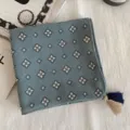 Foulard carre style vieil argent vintage avec imprime floral elegant et bordure de franges. - Losange Bleu Clair