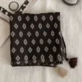 Foulard carré vintage marron à motif de losanges et glands, accessoire chic pour cheveux et cou. - Tissage Diamant Café Foncé
