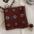 Foulard carré vintage marron avec imprimé floral bleu et glands chics pour un style élégant. - Motif Grappe Rouge Jujube