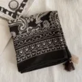 Joli foulard carre vintage motif paisley avec pompons elegants, accessoire mode retro. - Paisley Noir et Blanc