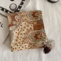Élégant foulard carré vintage style cachemire avec de délicates pompons pour femmes. - Paisley Brun Doré