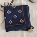 Foulard carré bleu marine vintage avec motif trèfle rétro et jolies finitions à pompons. - Broderie Trèfle Bleu Marine