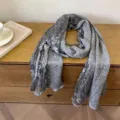 Détail de châle floral épissé en dentelle tricotée grise, accessoire de printemps élégant. - Gris