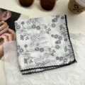 Retro katoenen kleine vierkante sjaal met bloemenprint en zwarte kanten rand. - Ruyi wijnstokbloem wit
