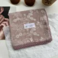 Detailopname van vintage bloemen katoenen hoofddoek met gehaakte kantrand, mooi plat. - Ruyi-wijnstokbloemen - roze khaki