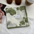 Retro katoenen bloemvormige vierkante sjaal met gehaakte kantrand, stijlvol haaraccessoire. - Roos met bladeren - groen