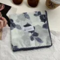 Vintage bloemvormige katoenen zakdoek met kantrand, stijlvolle vierkante sjaal voor dames. - Roos met bladeren - marineblauw