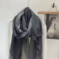 Γκρι δαντελωτό φουλάρι με λουλούδια, κομψό ευέλικτο αξεσουάρ μόδας για γυναίκες. - Μαύρο και Γκρι
