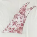 Vue rapprochée détaillée du foulard triangulaire à fleurs rouges, style vintage, tissu doux. - Parfum de rose losange blanc