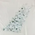 Gros plan détaillé du foulard triangulaire floral élégant avec une texture de tissu douce. - Liane de fleurs bleues simple