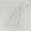 Vue détaillée du foulard triangulaire imprimé de fleurs jaunes et de délicats motifs. - Fil branche dorée