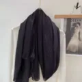 Λεπτομέρεια μαύρου δαντελωτού φουλαριού, κομψός κενός floral σχεδιασμός, αξεσουάρ. - Μαύρο