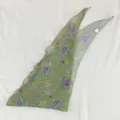 Vue détaillée du foulard triangulaire à fleurs vertes montrant la texture du tissu. - Verdure et vignes mauves