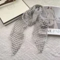 Foulard en soie à motif floral avec accessoire de fleur de rose amovible, détail élégant. - Rose - petit cachemire, blanc