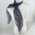 Zwart-witte polkadot chiffon sjaal met afneembare rozenbloem accessoire voor dames - Roos - Zwarte grote stippen