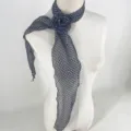 Foulard fleuri avec fleur de rose amovible, accessoire de cou élégant pour femmes. - Rose à carreaux - Trèfle noir