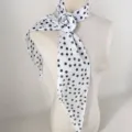 Stijlvolle witte stippen zijden sjaal met afneembare roos, elegante lente halsdoek voor dames. - Roos met grote witte polkadots