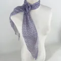Vue de détail d'un foulard en soie violette avec fleur de rose 3D amovible pour le cou. - Rose et trèfle - Gris-violet
