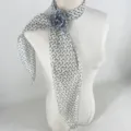 Foulard en soie imprimé étroit avec fleur de rose amovible pour femme élégante - Rose et trèfle - Beige