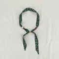 Retro bloemige zijden sjaal ketting met houten kraaltjes, elegante vintage choker accessoire. - Ster Bloemen Groen