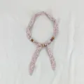 Vintage bloemige stoffen sjaal ketting met houten kralen, elegante halsdoek voor dames. - Ster Bloemen Roze