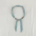 Vintage bloemen stof sjaal ketting met houten kralen, stijlvol retro accessoire. - Ster Bloemen Blauw