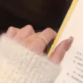 Elegante anillo dorado con circonitas para mujer, diseño abierto de moda para diario. - Anillo de Circonia / Dorado
