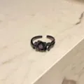 Primer plano de detalle de anillo de rosa negra con cristal morado, estilo gótico punk. - Estilo Hoja de Flor de Rosa (A3)