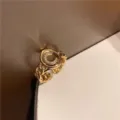 Anillo abierto dorado de moda con letra C de pedrería y diseño de cadena para mujeres. - Anillo de Letras / Dorado