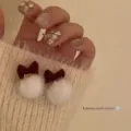 Lindos pendientes de botón con lazo de terciopelo y pompón esponjoso otoño invierno accesorios - Pendientes de botón con lazo flocado y pompón