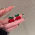 Pendientes de cereza tejidos a mano lindos fruta roja lazo verde aretes para mujer - Pendientes de botón de cereza roja flocada