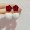 Pendientes colgantes de flor floca y bola felpuda blanca moda de invierno estilo dulce bonito - Pendientes de botón con flor flocada y pompón