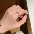Anillo elegante de cuero rosa trenzado y cadena dorada, joyería de moda para mujeres. - Anillos tejidos de esmalte rosa claro