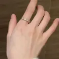 Anillo de mariposa dorado delicado para mujer, anillo de moda apilable con circonita. - Anillo de Mariposa / Blanco