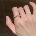 Primer plano detallado del anillo apilable minimalista de esmalte rosa llevado elegantemente. - Anillo de Esmalte / Rosa