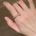 Anillo dorado vintage de perlas multicapa para mujer, elegante joya de dedo apilable. - Anillo de Perlas Artificiales / Dorado