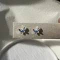 Pendientes de tuerca de mariposa azul claro dulce, joyas minimalistas elegantes. - Par individual de pendientes de botón de mariposa azul pequeña / Azul