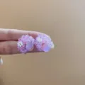 Pendientes de tuerca de cuentas moradas hechos a mano con bonitos detalles florales. - Púrpura