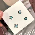 Set de cuatro pendientes de boton estrella luna corazon con diseño de ondas de agua azul. - Juego de 4 pendientes de botón de luna y estrella