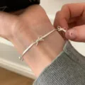 Pulsera de cadena de serpiente de plata con dijes de lazo lindos, joyería elegante. - Pulsera de Lazo